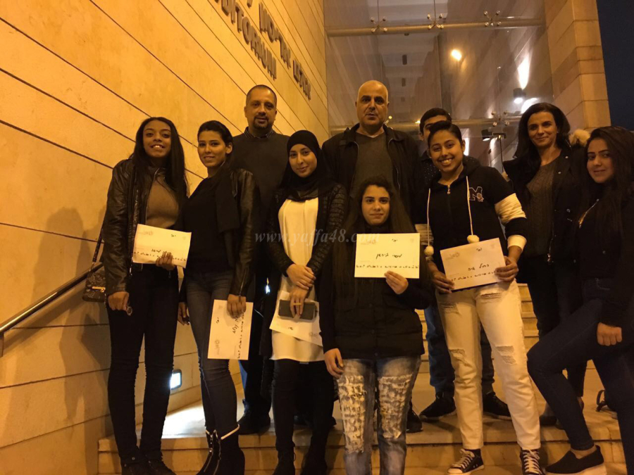 طلاب من المدرسة الثانوية الشاملة يحصلون على منح تعليمية وشهادات تقدير